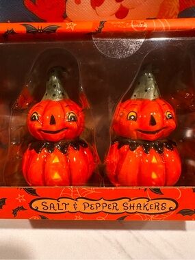NIB Johanna Parker Halloween Pumpkin Salt and Pepper Shakers